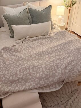 BAREFOOT DREAMS Leopard Knit Throw Blanket by